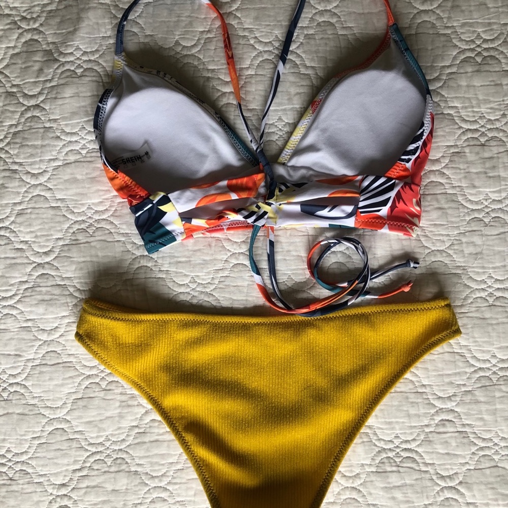 Bikini - Picture 2 of 2